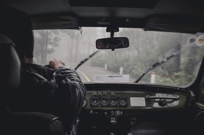 Zo voorkom je aquaplaning tijdens een zomerse stortbui